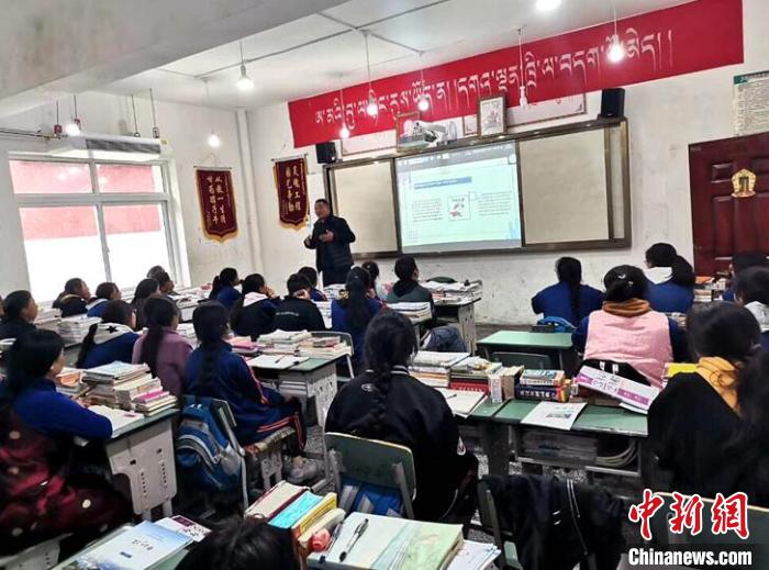 學(xué)生在免費(fèi)輔導(dǎo)班上課?！∧岈敵?攝