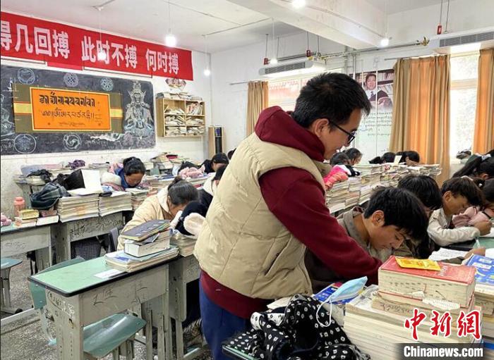 學(xué)生在免費(fèi)輔導(dǎo)班上課。　尼瑪初 攝