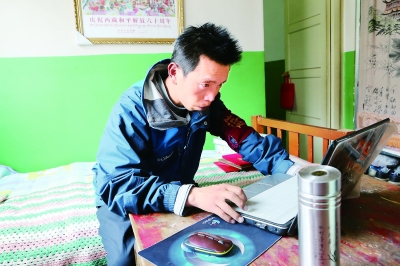 宋玉剛老師認(rèn)真地在電腦上查資料。西藏商報記者 盧明文攝影.jpg