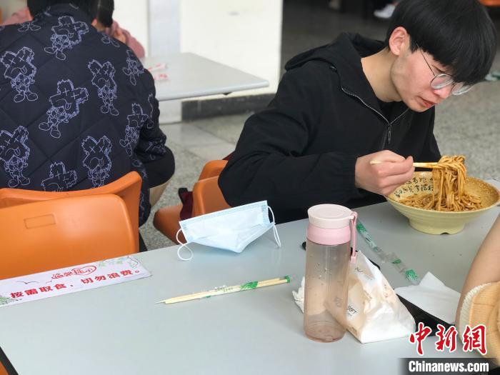 3月17日，西藏大學(xué)學(xué)生正在學(xué)校食堂用餐，餐桌上寫著“按需取餐，切勿浪費(fèi)”?！∪轿木?攝