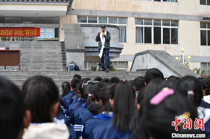 圖為西藏大學(xué)教授寧長(zhǎng)春為中學(xué)生授課?！≮w朗 攝
