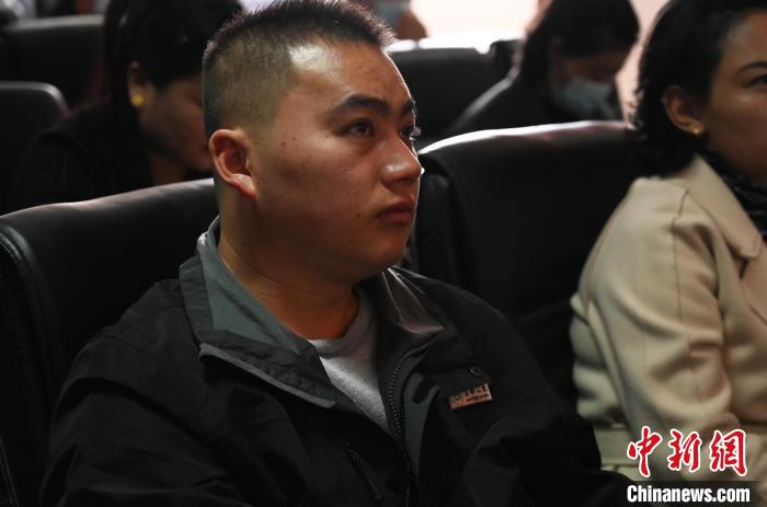 圖為企業(yè)工作人員參加講座?！≮w朗 攝