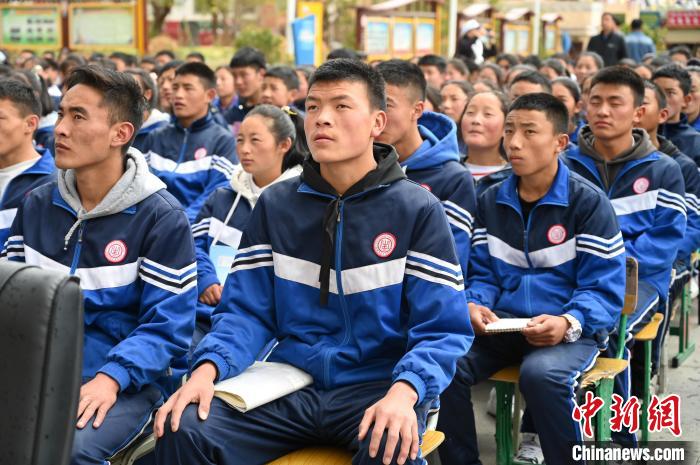 圖為昌都市第五高級(jí)中學(xué)學(xué)生參加授課?！≮w朗 攝