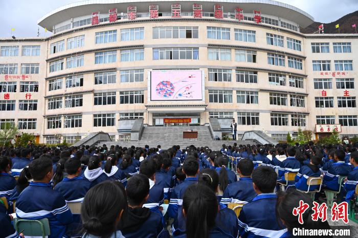 圖為昌都市第五高級(jí)中學(xué)全體學(xué)生參加授課?！≮w朗 攝
