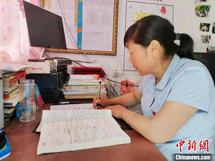 甘肅環(huán)縣“全能老師”堅(jiān)守“麻雀學(xué)?！保簩W(xué)生在，我就在