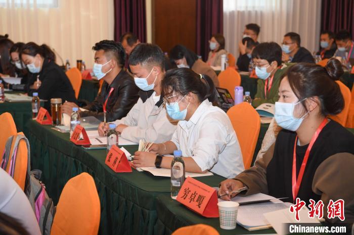 圖為第十五期全國預(yù)防青少年違法犯罪工作理論與務(wù)實(shí)高級(jí)研修班學(xué)員正在上課?！∝暩聛硭?攝
