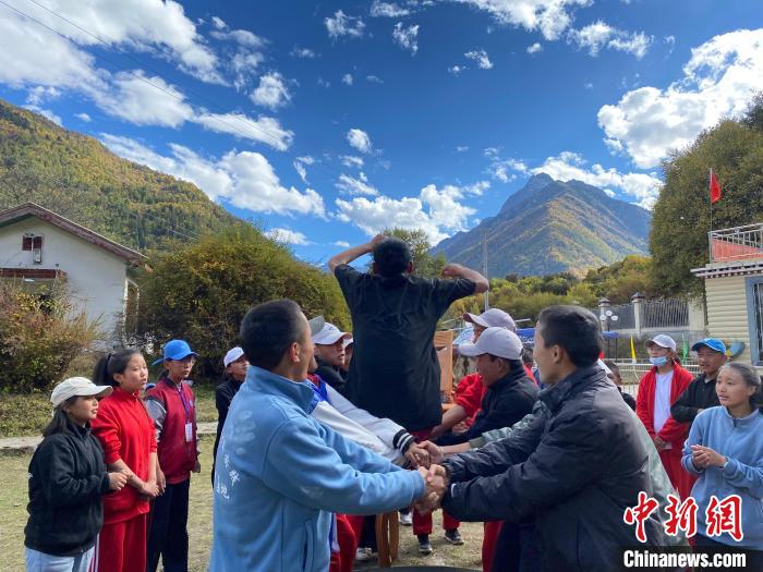 圖為學生們在西藏巴松措青少年活動營地開展趣味活動?！∥鞑厍嗌倌陮嵺`教育基地供圖