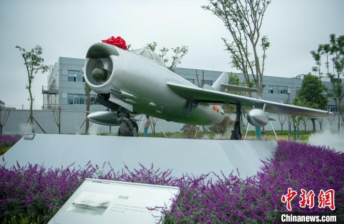 園林式戰(zhàn)斗機(jī)博物館內(nèi)展示的“殲5甲”飛機(jī)?！⒅铱?攝