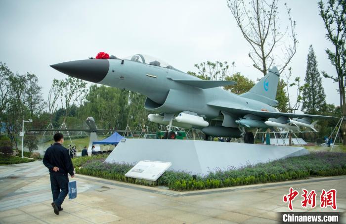 園林式戰(zhàn)斗機(jī)博物館內(nèi)展示的“殲10C”飛機(jī)。　劉忠俊 攝