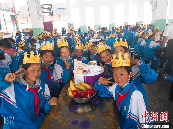 圖為加查縣安繞鎮(zhèn)小學(xué)學(xué)生集體過六一兒童節(jié)?！“怖@鎮(zhèn)小學(xué)供圖