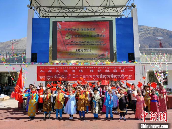 圖為加查縣安繞鎮(zhèn)小學(xué)各民族代表學(xué)生齊唱紅歌。　安繞鎮(zhèn)小學(xué)供圖