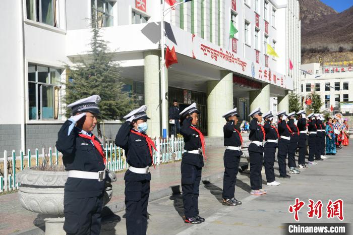 圖為加查縣安繞鎮(zhèn)小學(xué)學(xué)生爭當(dāng)“小交警”體驗交警工作?！∝暩聛硭?攝