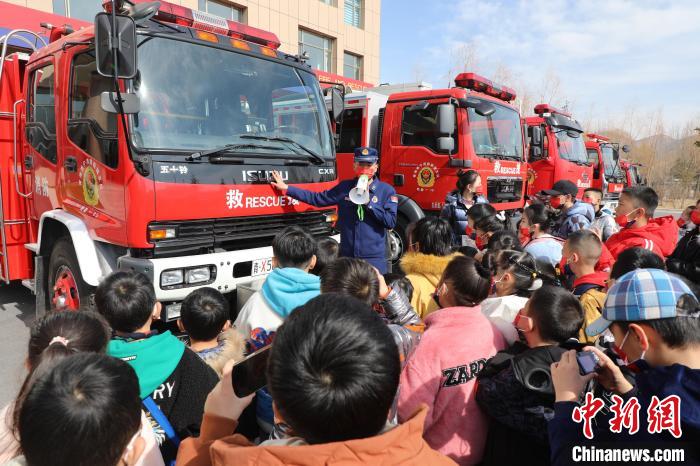 圖為消防員向小朋友們講解消防車?！铨埥?攝