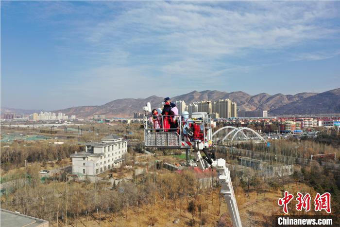 圖為小朋友在消防員的陪同下，體驗78米登高平臺消防車?！铨埥?攝