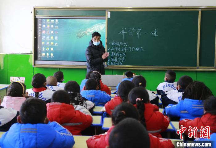 圖為學生正在上課?！●R銘言 攝