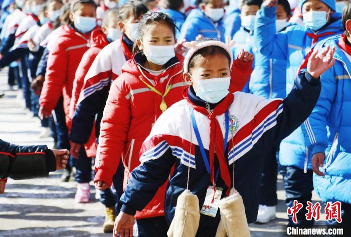 圖為學生跳起歡快的藏族舞蹈迎接新學期。　馬銘言 攝