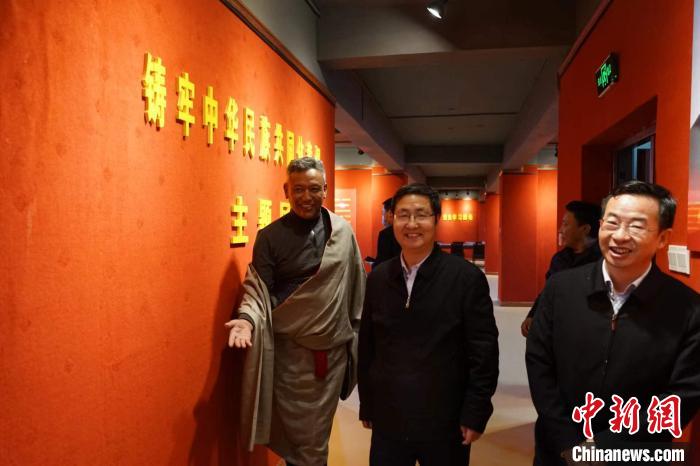 資料圖為參觀鑄牢中華民族共同體意識(shí)主題展?！『F龍 攝