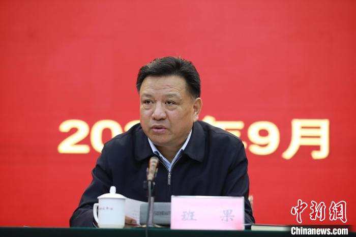 圖為青海省委常委、統(tǒng)戰(zhàn)部部長(zhǎng)班果出席會(huì)議并講話?！『F龍 攝