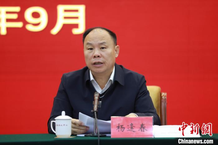圖為青海省副省長(zhǎng)楊逢春主持會(huì)議并講話?！『F龍 攝