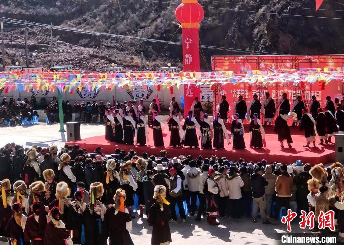 文藝活動全景。　芒康縣委宣傳部供圖