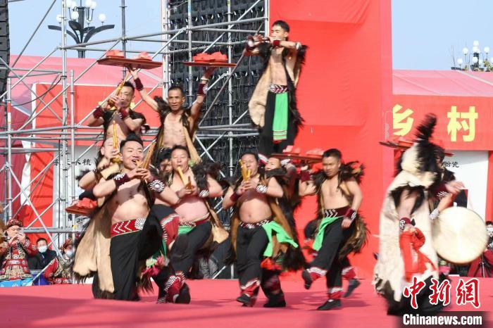 圖為少數(shù)民族舞蹈展演?！×赫赵?攝