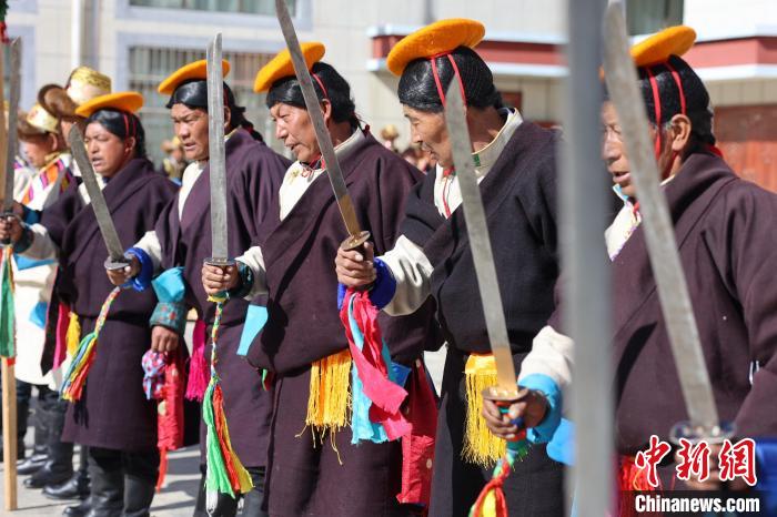 圖為藝人們手持藏刀表演加麻百·甲江?！愔闈扇?攝