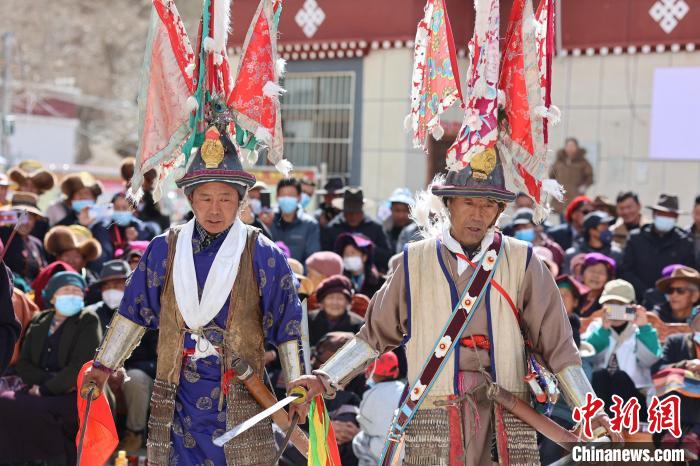 圖為兩位藝人表演瓊結“果孜”舞?！愔闈扇?攝