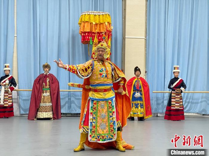 圖為格薩爾劇展演?！∠锴凡抛?供圖