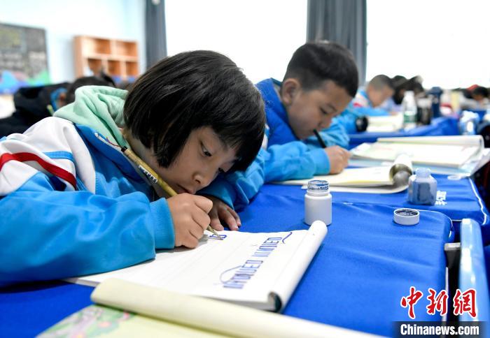 3月14日，西藏拉薩市第一小學(xué)一年級六班的學(xué)生們在藏語文課上書寫藏文?！±盍?攝
