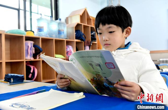 3月14日，西藏拉薩市第一小學(xué)一年級六班學(xué)生丁增樂吉在閱讀藏語課本?！±盍?攝