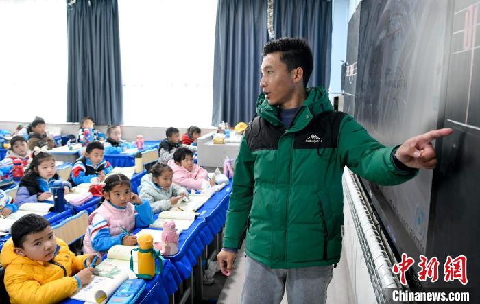 3月14日，西藏拉薩市第一小學藏語文老師拉巴次仁在課堂上?！±盍?攝