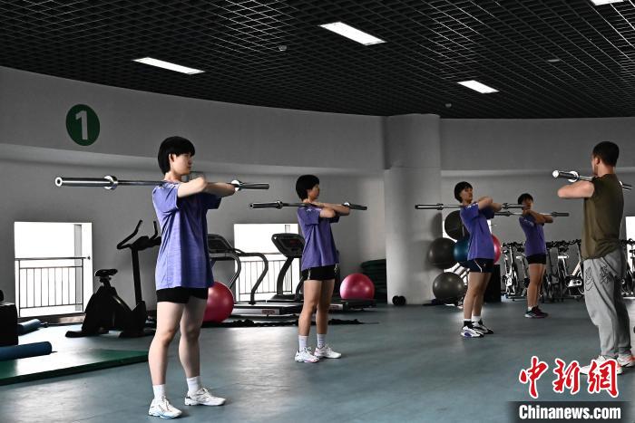 圖為全國青少年女排在天津進(jìn)行集訓(xùn)?！√旖蝮w育學(xué)院供圖