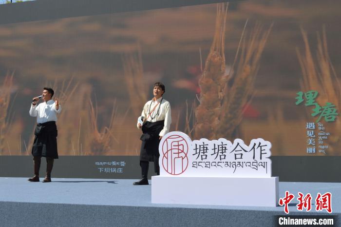 “康巴漢子”現(xiàn)場(chǎng)獻(xiàn)唱。　朱凌捷 攝