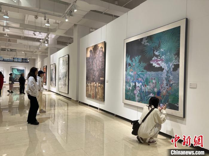 圖為全國青年教師中國畫學術邀請展吸引學生觀展?！＄婌?攝