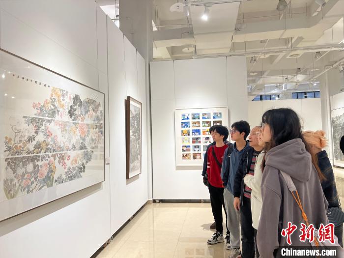 圖為全國青年教師中國畫學術邀請展現(xiàn)場?！＄婌?攝
