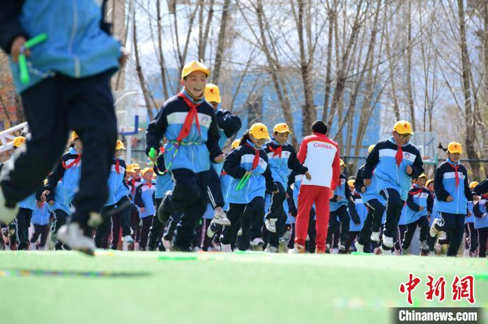 圖為學(xué)生在跳繩教練齊景龍的指導(dǎo)下做準備運動。　貢嘎來松 攝