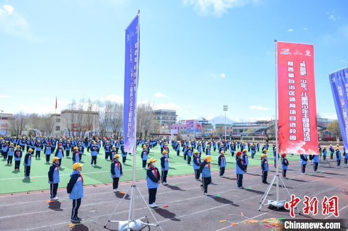 圖為學(xué)生在跳繩教練齊景龍的指導(dǎo)下做準備運動?！∝暩聛硭?攝