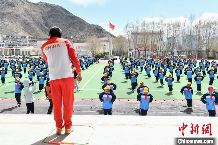 圖為學(xué)生在跳繩教練齊景龍的指導(dǎo)下做準備運動?！∝暩聛硭?攝