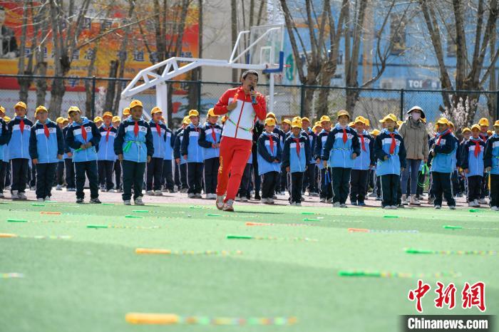 圖為學(xué)生在跳繩教練齊景龍的指導(dǎo)下做準備運動。　貢嘎來松 攝
