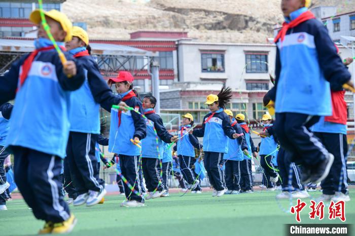 圖為學(xué)生正在練習(xí)跳繩?！∝暩聛硭?攝