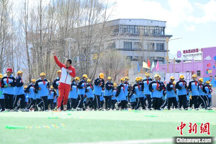 圖為學(xué)生在跳繩教練齊景龍的指導(dǎo)下做準備運動。　貢嘎來松 攝