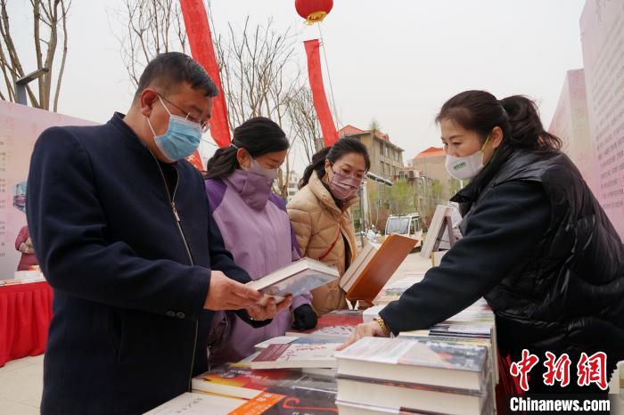 圖為民眾在活動(dòng)現(xiàn)場(chǎng)購(gòu)書(shū)?！●R銘言 攝