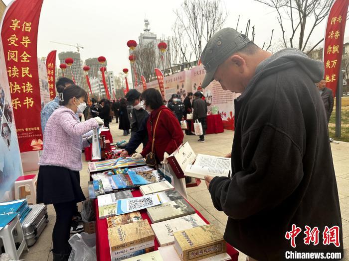 圖為民眾在活動(dòng)現(xiàn)場(chǎng)讀書(shū)、購(gòu)書(shū)。　李雋 攝