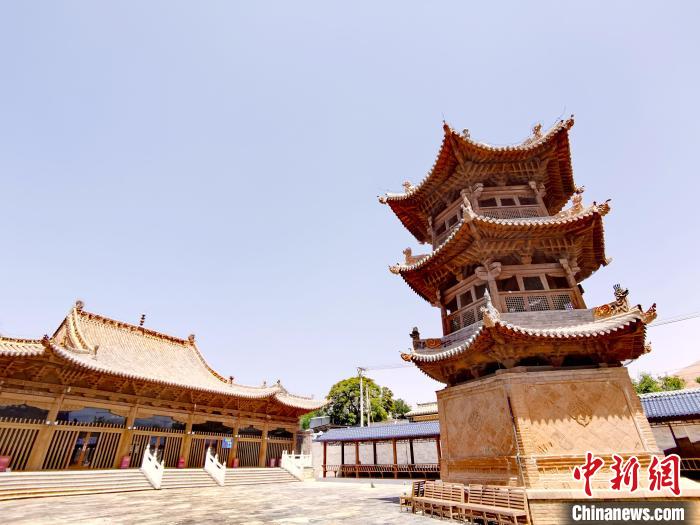 圖為阿河灘清真寺局部?！?zhí)砀?攝