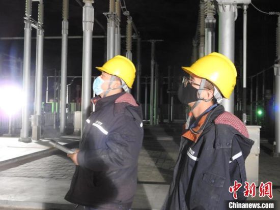 圖為5月10日凌晨，國網青海檢修公司柴達木換流站運維人員在進行柴拉直流系統(tǒng)停電操作。　姚曉英 攝