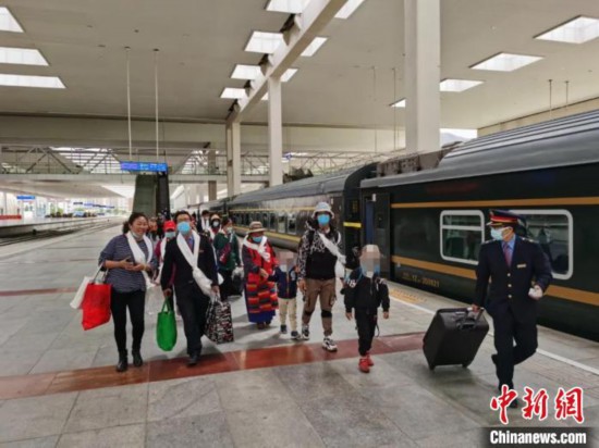 圖為拉薩車站工作人員為西藏先心病患兒和陪同人員提供“綠色”接力幫扶，并開通了專門通道，讓他們快速進(jìn)站上車。拉薩車站 供圖