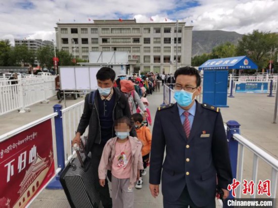 圖為拉薩車站工作人員為西藏先心病患兒和陪同人員提供“綠色”接力幫扶，并開通了專門通道，讓他們快速進(jìn)站上車。拉薩車站 供圖