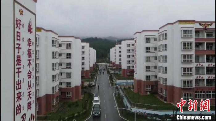 越西縣最大的易地扶貧搬遷安置點(diǎn)——城北感恩社區(qū)?！『武?攝