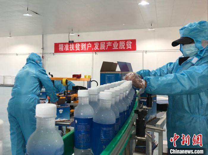 圖為阿里地區(qū)措勤縣某飲用水加工公司，該公司以“基地+公司+貧困民眾”為運營模式，帶動貧困民眾68戶232人。　謝牧 攝