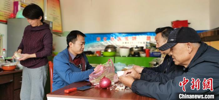 圖為扶貧路上“臨時(shí)一家人”準(zhǔn)備午餐?！∥航ㄜ?攝